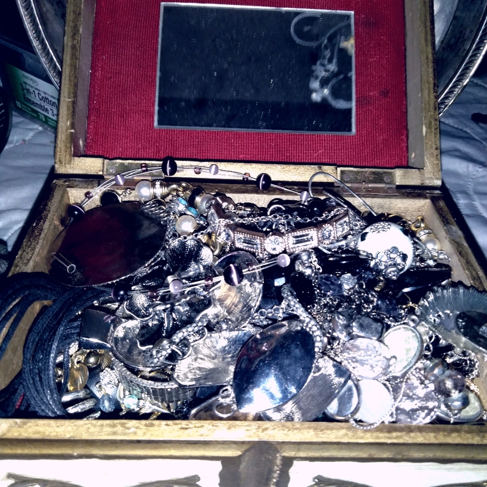 My grandma's broken music box/jewelry ONLY $35👀